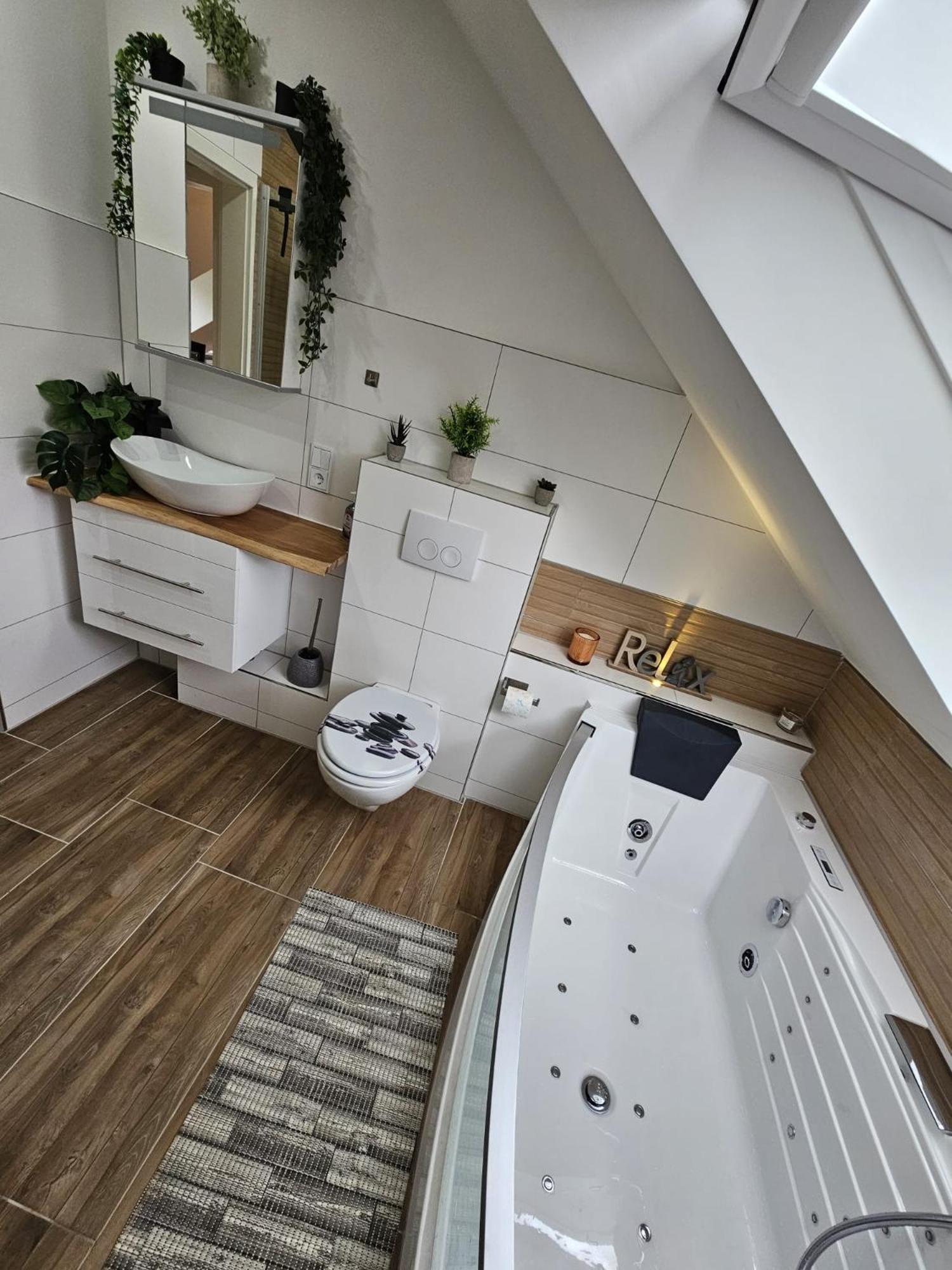 Tautraum Suite Mit Whirlpool Und Gruenem Ausblick Wilhelmshaven Ngoại thất bức ảnh